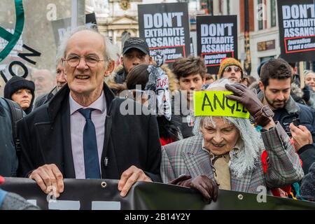 Londra, Regno Unito. 22nd Feb 2020. John Shipton, padre di Julian Assange e Vivienne Westwood - non Estradare la campagna di Assange, marzo e rally da Australia House a Parliament Square. Il processo completo di estradizione di Assange inizia lunedì 24th. L'amministrazione statunitense "sta incarcerando Assange per aver pubblicato i registri di guerra afgani e iracheni". Credito: Guy Bell/Alamy Live News Foto Stock