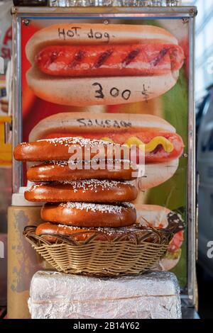 Presso una pila di pretzel salati caldi sul carrello di un fornitore a Midtown Manhattan, New York City. Foto Stock