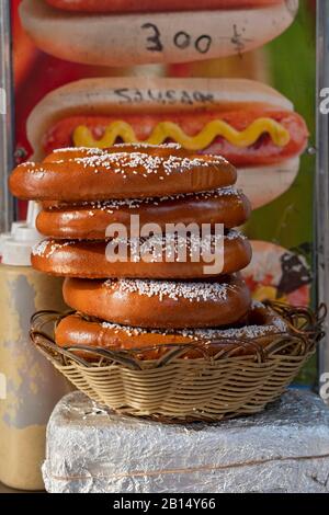 Presso una pila di pretzel salati caldi sul carrello di un fornitore a Midtown Manhattan, New York City. Foto Stock