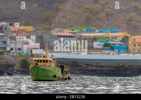 Vecchia barca di gamberi appena fuori Tarrafal, le isole di Cap Verde, Sao Nicolau, Tarrafal Foto Stock