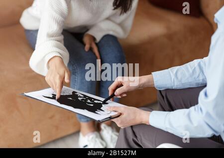 Psicologo Testing Woman Che Mostra Inkblot Immagine Durante L'Appuntamento In Ufficio Foto Stock