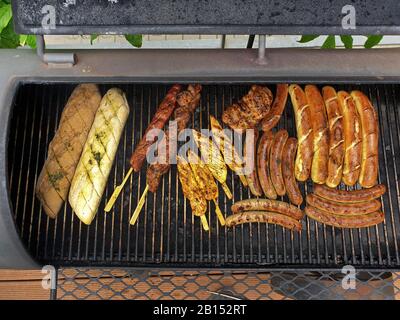 Carne alla griglia, salsicce al barbecue e baguette alla griglia, Germania Foto Stock