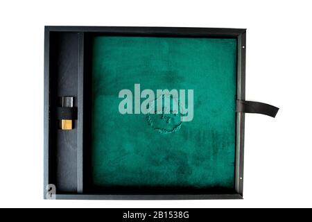 Bellissimo fotobook per matrimoni Malachite e unità flash Usb in scatola di legno nero. Concetto di matrimonio Foto Stock