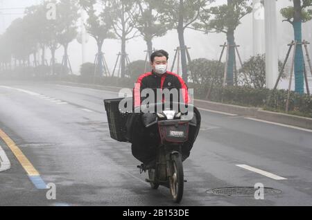 Wuhan, Provincia Cinese Di Hubei. 22nd Feb, 2020. Un addetto alla consegna è visto lavorare in mezzo alla nebbia a Wuhan, nella provincia centrale cinese di Hubei, 22 febbraio 2020. Credito: Cheng Min/Xinhua/Alamy Live News Foto Stock