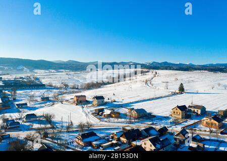 vista aerea su case private in inverno Foto Stock
