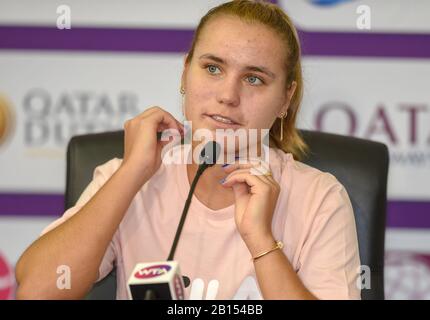 Doha, Qatar. 23rd Feb, 2020. Sofia Kenin degli Stati Uniti partecipa a una conferenza stampa prima del torneo di tennis Open Qatar WTA 2020 a Doha, Qatar, 23 febbraio 2020. Credito: Nikku/Xinhua/Alamy Live News Foto Stock