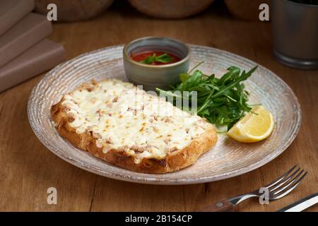 Primo piano di una fusione di tonno con formaggio cheddar Foto Stock