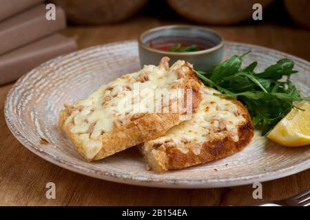 Primo piano di una fusione di tonno con formaggio cheddar Foto Stock
