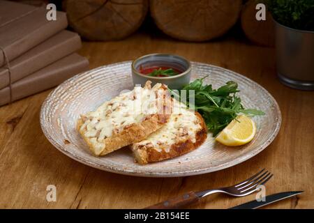 Primo piano di una fusione di tonno con formaggio cheddar Foto Stock