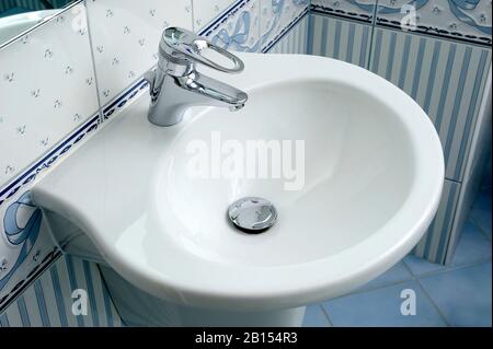 decorazione, bagno, bagno, bello, luminoso, ceramica, pulito, stoffa, contenitore, bancone, arredamento, dispenser, viso-panno, piegato, casa, casa, quarantena Foto Stock