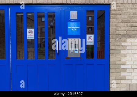 31 Priory Court, Roots Hall Drive, Southend-On-Sea, Essex – scena del fatale pugnale di 36 anni Courtney Valentine-Brown Foto Stock