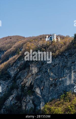 Ginevra, Svizzera - 14 Aprile 2019: una casa isolata nelle Alpi vicino il confine franco-svizzero - immagine Foto Stock