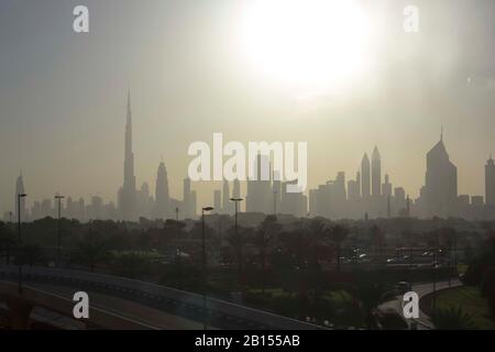 Dubai, Emirati Arabi Uniti - 30 DICEMBRE 2017: Skyline di Dubai al tramonto Foto Stock