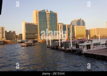 Dubai, Emirati Arabi Uniti - 30 DICEMBRE 2017: Insenatura di Dubai con barche tradizionali al tramonto Foto Stock