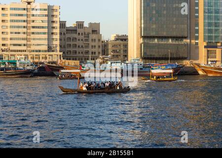 Dubai, Emirati Arabi Uniti - 30 DICEMBRE 2017: Insenatura di Dubai con barche tradizionali al tramonto Foto Stock