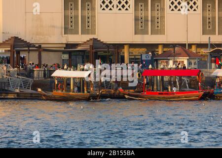 Dubai, Emirati Arabi Uniti - 30 DICEMBRE 2017: Storica barca in legno sul torrente Dubai Foto Stock