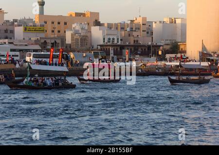 Dubai, Emirati Arabi Uniti - 30 DICEMBRE 2017: Storica barca in legno sul torrente Dubai Foto Stock