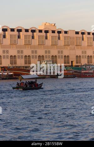 Dubai, Emirati Arabi Uniti - 30 DICEMBRE 2017: Storica barca in legno sul torrente Dubai Foto Stock