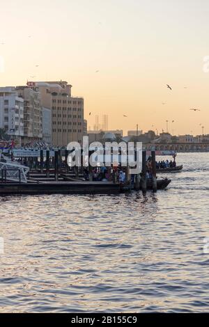 Dubai, Emirati Arabi Uniti - 30 DICEMBRE 2017: Insenatura di Dubai al tramonto Foto Stock