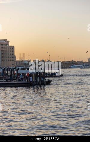 Dubai, Emirati Arabi Uniti - 30 DICEMBRE 2017: Insenatura di Dubai al tramonto Foto Stock