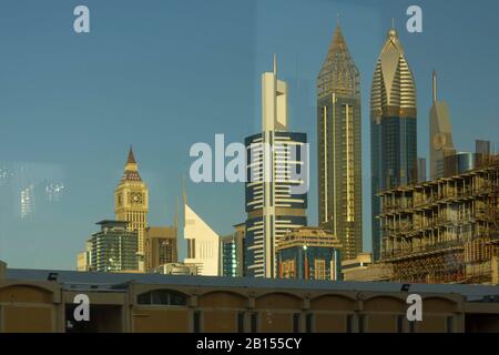 Dubai, Emirati Arabi Uniti - 31 DICEMBRE 2017: Edifici moderni nel centro di Dubai Foto Stock