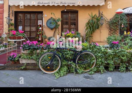 Flower bike nel borgo medievale di Finalborgo, regione Liguria, Italia Foto Stock