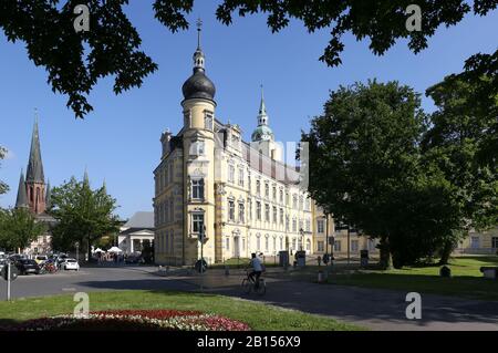 Schloss Oldenburg mit St. Lamberti-Kirche Foto Stock