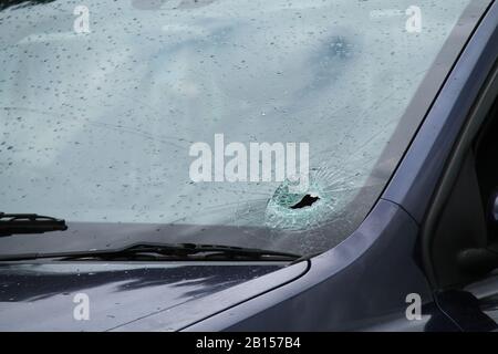 Un parabrezza di auto Schiacciato in un giorno Umido e Piovoso. Foto Stock