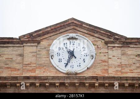 Vecchio Orologio A Loreto Municipio Facciata (Ancona, Italia) Foto Stock