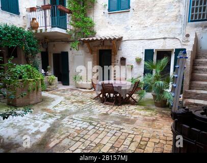 vecchio cortile nascosto casa (nessuno intorno) Foto Stock