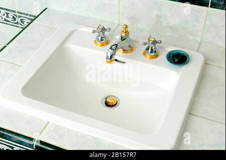 decorazione, bagno, bagno, bello, luminoso, ceramica, pulito, stoffa, contenitore, bancone, arredamento, dispenser, viso-panno, piegato, casa, casa, quarantena Foto Stock