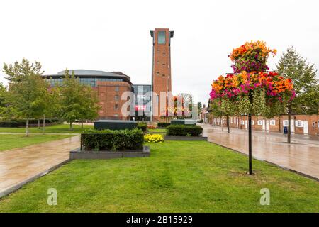 The Royal Shakespeare Company Theatre dai colorati Waterside Gardens di Stratford Upon Avon, Warwickshire, Inghilterra, Regno Unito Foto Stock