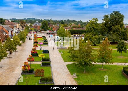 I colorati Waterside Gardens sono visibili dalla torre di osservazione del Royal Shakespeare Company Theatre a Stratford Upon Avon, Warwickshire, Inghilterra, Regno Unito Foto Stock