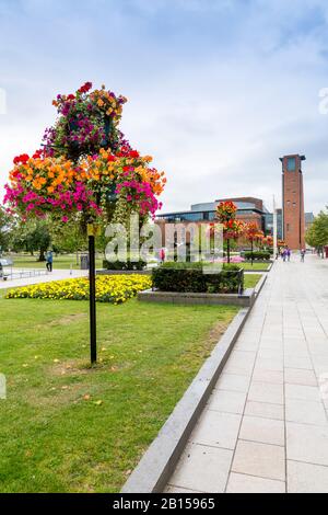 The Royal Shakespeare Company Theatre dai colorati Waterside Gardens di Stratford Upon Avon, Warwickshire, Inghilterra, Regno Unito Foto Stock