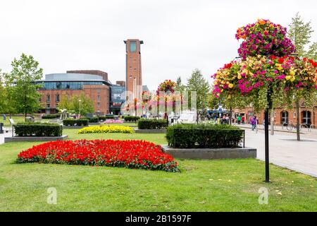 The Royal Shakespeare Company Theatre dai colorati Waterside Gardens di Stratford Upon Avon, Warwickshire, Inghilterra, Regno Unito Foto Stock