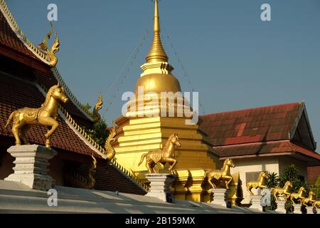 Chiang mai Thailandia - Temple area Khuan Khama Street vista Foto Stock