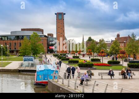 The Royal Shakespeare Company Theatre dai colorati Waterside Gardens di Stratford Upon Avon, Warwickshire, Inghilterra, Regno Unito Foto Stock