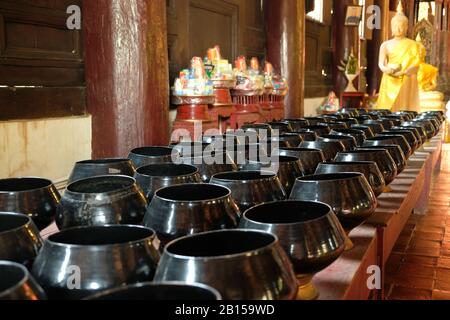 Chiang mai Thailandia - Tempio Phra Singh elemosina bocce nella sala meditazione Foto Stock