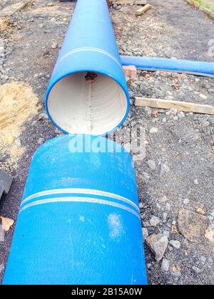 Tubo in HDPE pronto per la saldatura. Sistema idrico portatile sotterraneo. Foto Stock