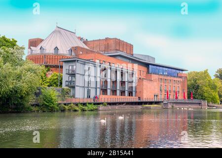 Il Royal Shakespeare Company Theatre si trova sulla riva del fiume Avon a Stratford Upon Avon, Warwickshire, Inghilterra, Regno Unito Foto Stock