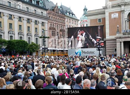 Crown Princess Victoria e Prince Daniel si dicono di sì, in diretta trasmissione di SVT sul grande schermo, di fronte alla folla di piazza Gustaf Adolf. Il matrimonio di Victoria, Crown Princess of Sweden, e Daniel Westling si è svolto il 19 giugno 2010 a Stoccolma Cathedral.Stockholm 2010-06-19 Foto Jeppe Gustafsson Foto Stock