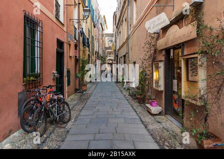 Vista lungo la strada nel borgo medievale di Finalborgo in provincia di Savona, Liguria, Italia Foto Stock