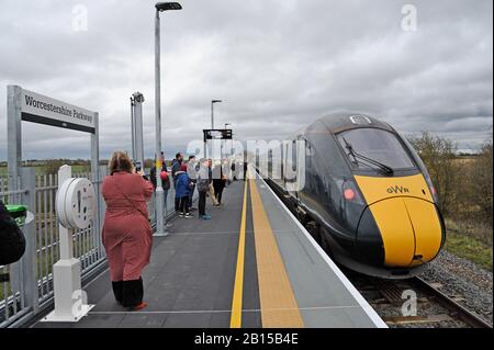 Worcester, Regno Unito. 23rd Feb, 2020. Gli abitanti del posto e gli appassionati di treni fotografano i primi treni che arrivano mentre la Worcestershire Parkway Station si apre ai passeggeri. La stazione di 22 milioni di £, la prima nel Worcestershire per oltre 100 anni ha accolto i primi treni questa mattina. La nuova stazione fornirà un collegamento importante per i servizi GWR & Cross Country, oltre a fornire ai passeggeri da Worcester un collegamento diretto per Cardiff e Nottingham. Gp Essex/Alamy Live News Foto Stock