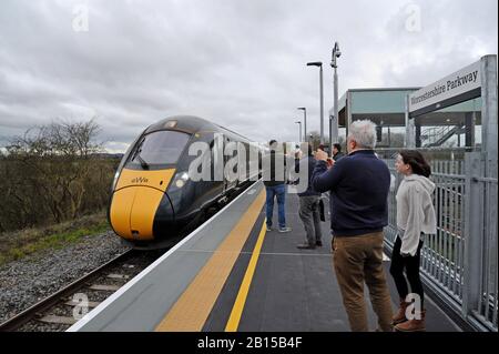 Worcester, Regno Unito. 23rd Feb, 2020. Gli abitanti del posto e gli appassionati di treni fotografano i primi treni che arrivano mentre la Worcestershire Parkway Station si apre ai passeggeri. La stazione di 22 milioni di £, la prima nel Worcestershire per oltre 100 anni ha accolto i primi treni questa mattina. La nuova stazione fornirà un collegamento importante per i servizi GWR & Cross Country, oltre a fornire ai passeggeri da Worcester un collegamento diretto per Cardiff e Nottingham. Gp Essex/Alamy Live News Foto Stock