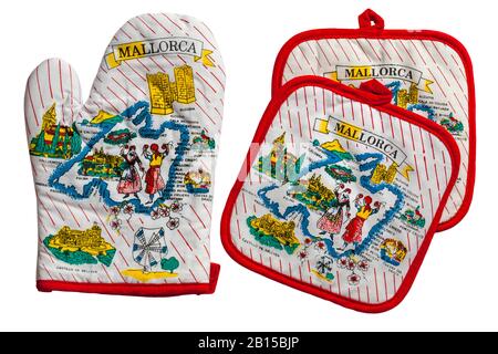 Souvenir di guanti da forno e protezioni termiche da Mallorca, Maiorca, isolato su sfondo bianco - concetto di ricordo vacanza ricordo Foto Stock