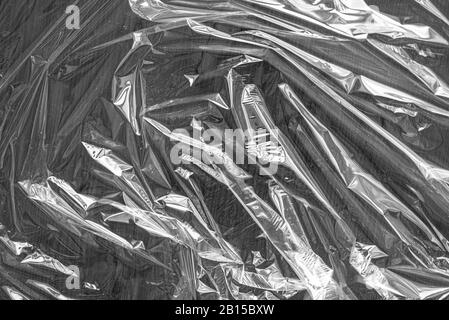 Sacchetto di plastica trasparente in cellophane stropicciato su sfondo scuro Foto Stock