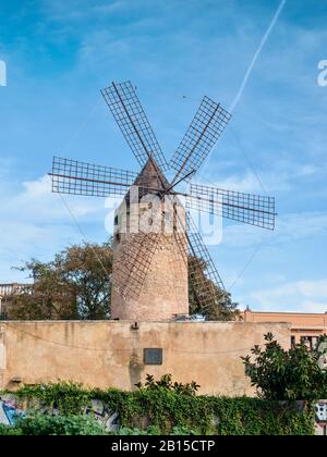 Edificio a cono di pietra di un mulino a vento tradizionale spagnolo a Maiorca, Spagna Foto Stock