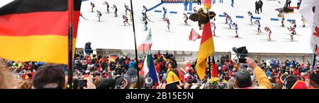 Anterselva, Italia. 23rd Feb, 2020. Biathlon: Campionato del mondo, inizio di massa 12,5 km, donne. Gli atleti corrono in pista. Credit: Hendrik Schmidt/Dpa/Alamy Live News Foto Stock