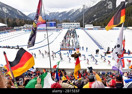 Anterselva, Italia. 23rd Feb, 2020. Biathlon: Campionato del mondo, inizio di massa 12,5 km, donne. Gli atleti corrono in pista. Credit: Hendrik Schmidt/Dpa/Alamy Live News Foto Stock