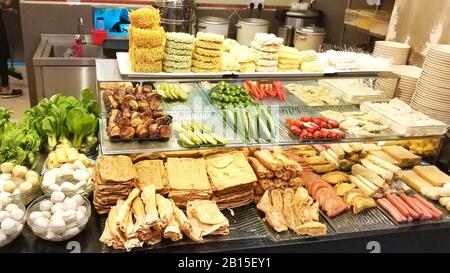 Spuntini di layout bello in esposizione al mercato Asian Street food. Foto Stock